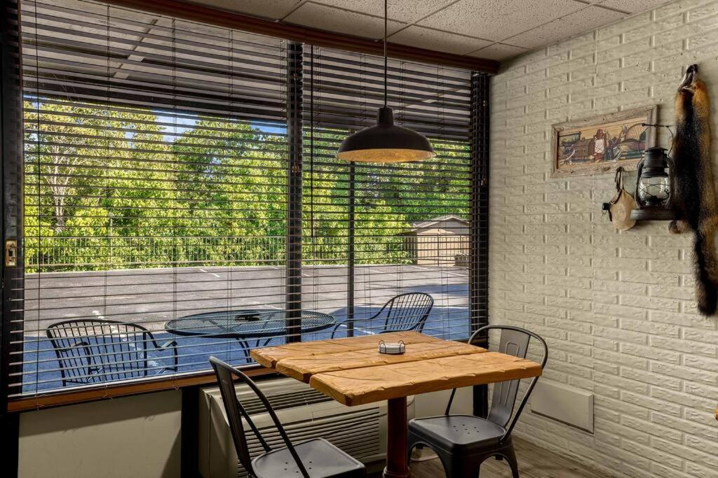 Stonegate Lodge Bed, Wifi, 50In Roku Tv, Salt Water Pool Room #109 Eureka Springs Esterno foto