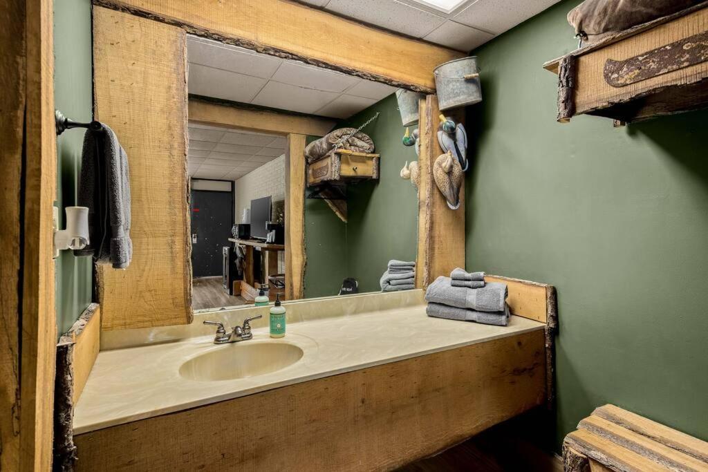 Stonegate Lodge Bed, Wifi, 50In Roku Tv, Salt Water Pool Room #109 Eureka Springs Esterno foto