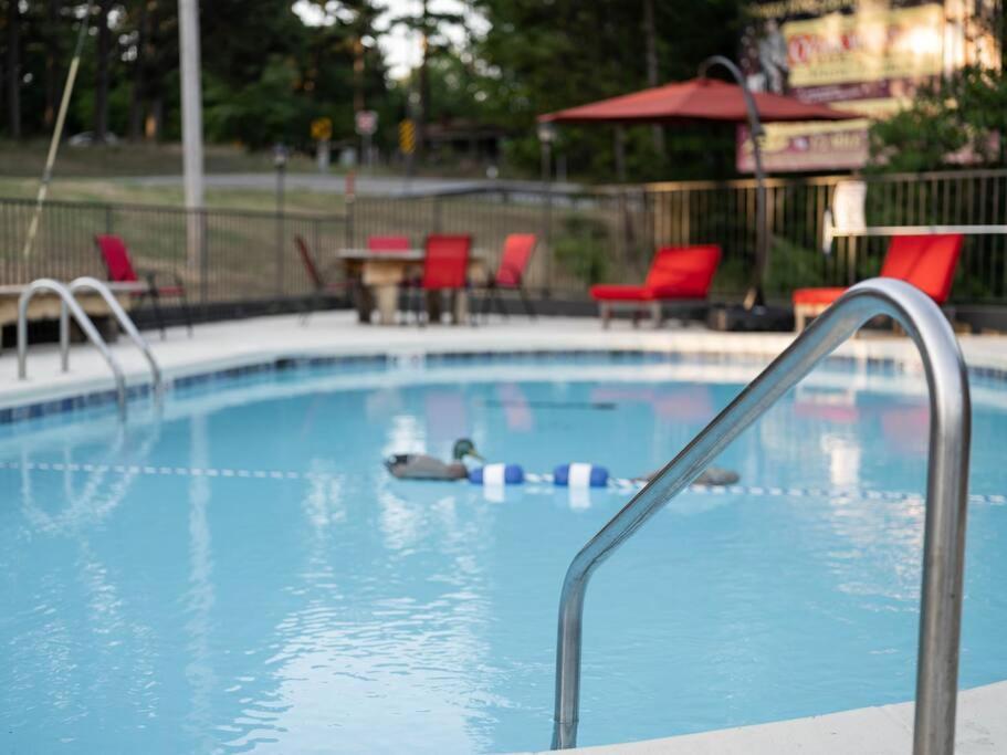 Stonegate Lodge Bed, Wifi, 50In Roku Tv, Salt Water Pool Room #109 Eureka Springs Esterno foto