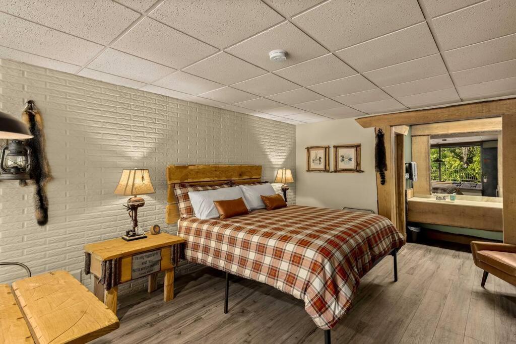 Stonegate Lodge Bed, Wifi, 50In Roku Tv, Salt Water Pool Room #109 Eureka Springs Esterno foto